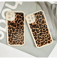 Білий леопардовий чохол на iPhone 13 pro